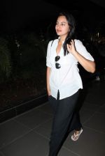 Sonakshi Sinha snapped at airport, Mumbai on 7th May 2012 (7).JPG